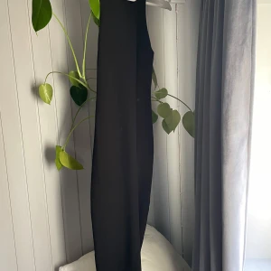 Svart långklänning från MNG - En helt vanlig, svart, tajt, lång klänning från MANGO. Klänningen har tyvärr blivit för liten men på rätt person sitter den som den ska! Perfekt för alla tillfällen! Tveka inte på att ställa frågor! 