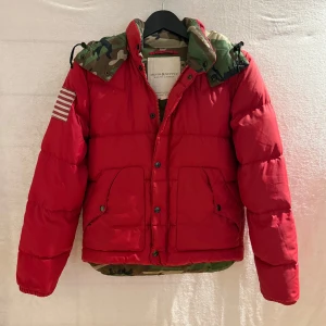 Ralph Lauren jacka - Säljer nu denna riktigt feta röda camouflage Ralph lauren jacka i fint skick, perfekt nu till vintern❄️ | Passform: storlek S | Kan mötas i Stockholm! | PRIS KAN DISKUTERAS! | Hör av dig vid minsta fundering eller behov av mer bilder👊🏼😊