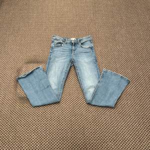 Säljer ett par snygga blå jeans i bootcut-stil, och de är i bra skick.