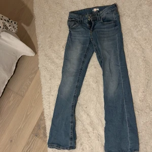 Blå jeans i bootcut-stil Young Gina  - Säljer ett par snygga blå jeans i bootcut-stil. De har en klassisk femficksdesign och är i bra skick. Perfekta för både vardag och fest! Passar till allt från sneakers till klackar. Stl 164