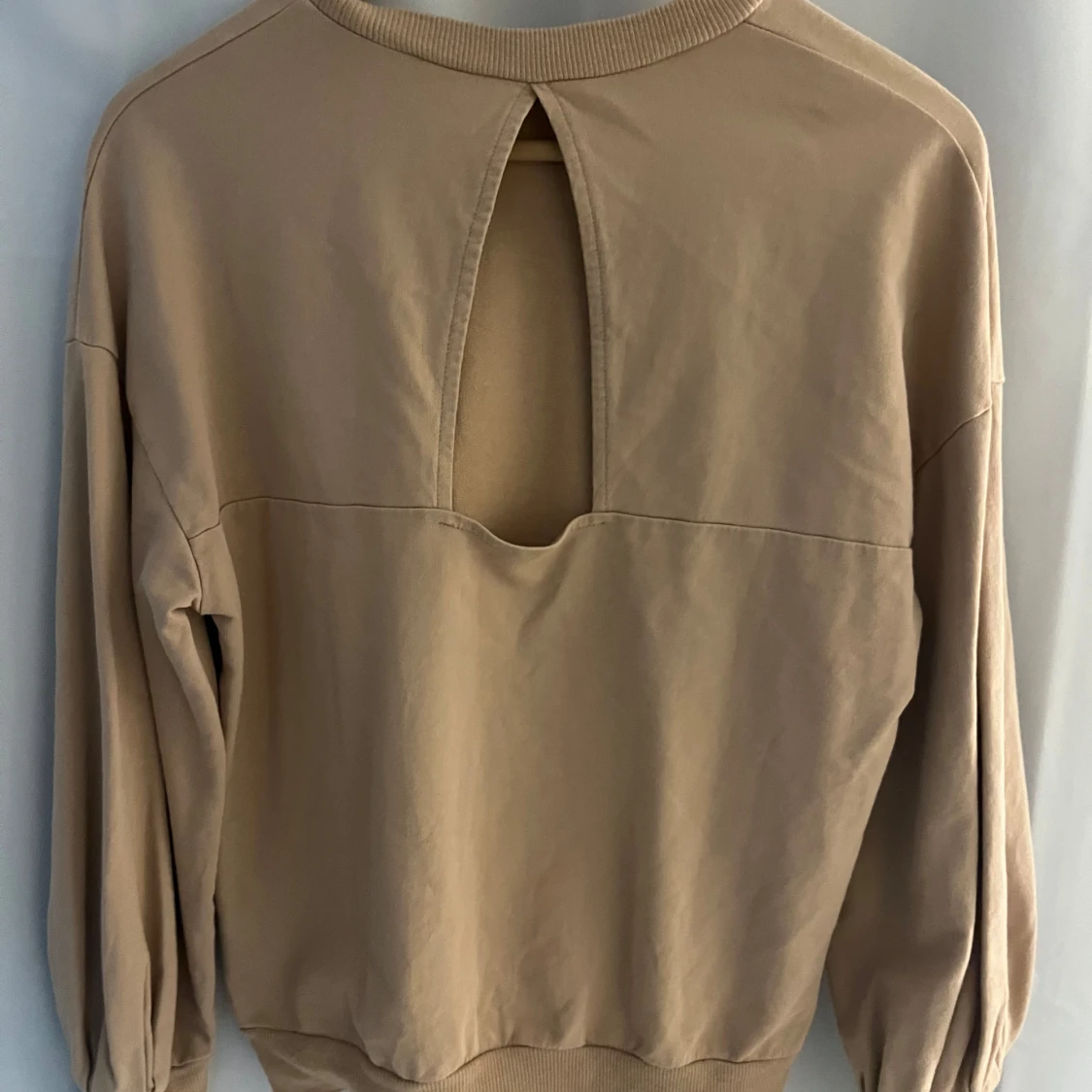 Beige tröja med öppen rygg - 90