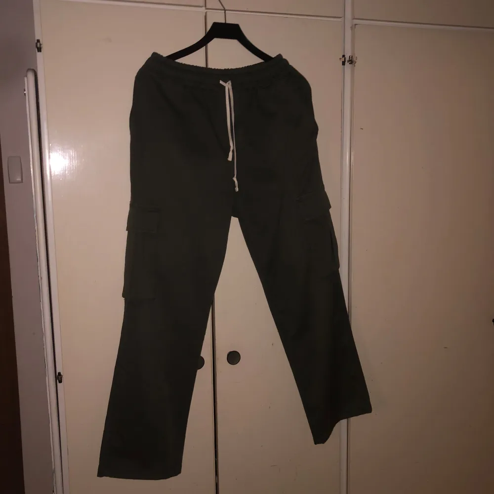 Säljer ett par gröna cargobyxor i bra skick. De har en baggy passform och är perfekta för höst och vår. Byxorna är inte använda så mycket, kan diskutera pris!. Jeans & Byxor.