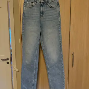 Ljusblåa jeans från Gina tricot, medelhög/högmidjad midja med raka ben. 