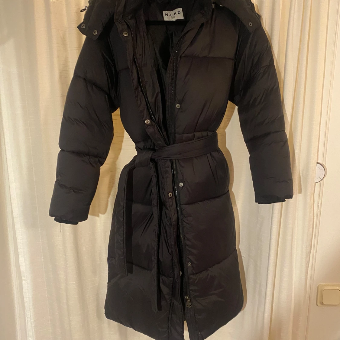 Svart dunjacka från NA-KD