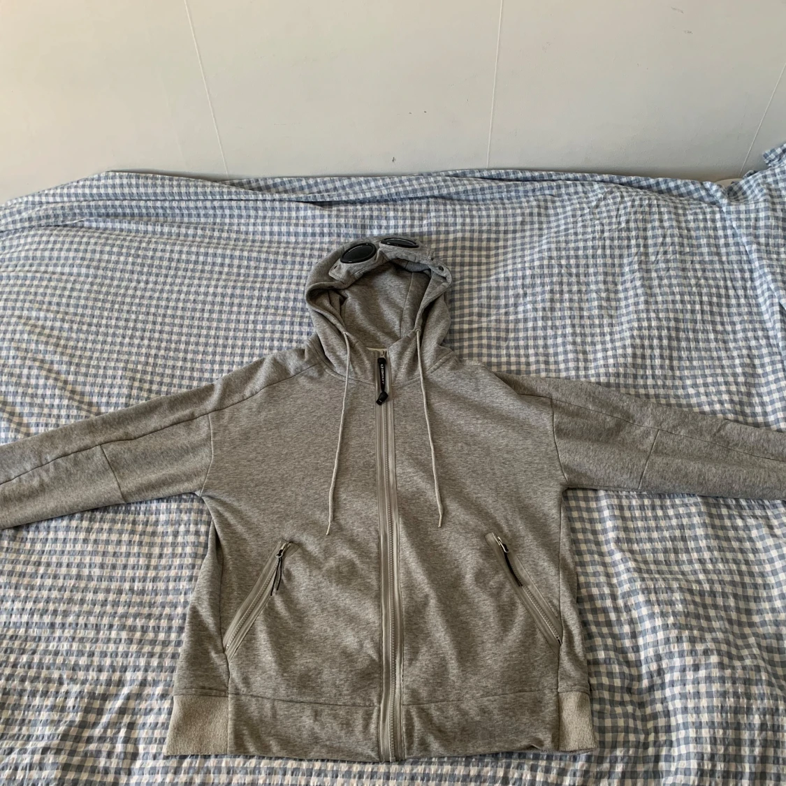 Grå hoodie från C.P. Company - 90