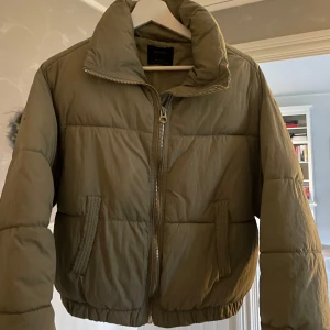 Bershka pufferjacket khakigrön - Supersnygg pufferjacka från Bershka i khakigrön färg . Använd men i mycket gott skick. Bara att skriva om ni vill ha fler bilder💕