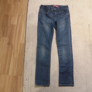 Blå jeans från & Sqin - Säljer ett par snygga blå jeans från & Sqin i storlek 140. De har en klassisk femficksdesign och en bekväm passform. Perfekta för vardagsbruk och kan matchas med nästan vad som helst. Passar barn i åldern 10 år.