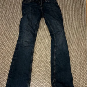 Lågmidjade  jeans - Säljer dessa jeans från Zara som tyvärr är lite stora. Storlek 36 och lågmidjade. De är lite långa för mig som är 161cm lång. Använda men jättefina! Hör av er vid frågor 💕
