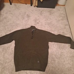 Olivgrön tröja från Signal - Säljer en olivgrön tröja från Signal i storlek L. Den har en dragkedja vid halsen och är perfekt för kyligare dagar. Tröjan är i bra skick och passar både till vardags och lite finare tillfällen. Perfekt för höst och vinter!L I barn och ny pris 1200