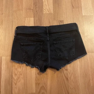 Lågmidjade shorts - Säljer dessa super snygga lågmidjade shorts från hollister i storlek W25💗💗