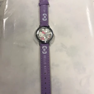 Hello Kitty Barn klockor  - Säljer flera Hello Kitty klockor med söta motiv på urtavlan. Finns i lila, vit, rosa och röd med matchande band. Perfekt för alla Hello Kitty-fans! 🐱. Nya batteri, 119kr/st 