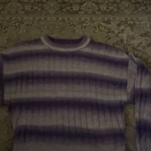 Lila och vit randig stickad tröja - Stickad tröja från h&m. Super fin passform! Nypris är 200kr. Kontakta för mer bilder i bättre ljus eller mer info 💞 storleken är xxs men passar xs