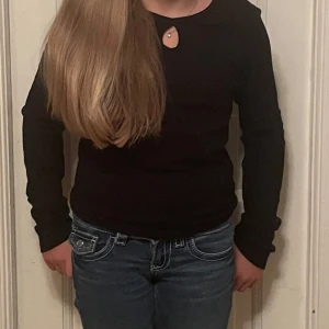 Svart långärmad tröja - Säljer en enkel och stilren svart långärmad tröja. Perfekt för både vardag och fest. Tröjan har en normal passform och är superbekväm. Passar till allt från jeans till kjol. Ett måste i garderoben! 🖤