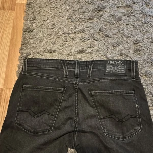 Svarta jeans från Replay - Säljer ett par snygga svarta jeans från Replay, modell Anbass. De har en slim fit och är i mycket bra skick. Perfekta för både vardag och fest! 🖤