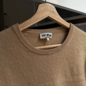Beige kashmirtröja från Soft Goat - Säljer en supermjuk och stilren beige kashmirtröja från Soft Goat. Perfekt för både vardag och lite finare tillfällen. Tröjan har korta ärmar och en klassisk rund halsringning. Den är i mycket fint skick (använd ett fåtal gånger) och passar perfekt året om! 🐐✨