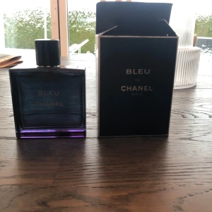 Bleu de Chanel Parfym - Säljer en elegant och stilren flaska Bleu de Chanel parfym. Flaskan är mörkblå och fyrkantig med en svart kork. Perfekt för den som vill ha en klassisk och tidlös doft. Kommer med originalförpackning. Det är en 100ml och jag har bara provat den. Kom gärna med bud!