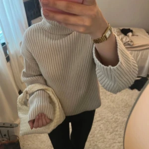 Beige  polotröja - Säljer en supermysig beige  polotröja. Perfekt för kyliga dagar med sin höga krage och långa ärmar. Tröjan är i bra skick och passar perfekt till både vardag och mysiga hemmakvällar. 🧶✨