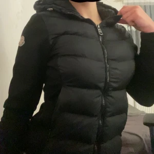 Dunjacka svart - Den är inte äkta! Men den är riktigt fin för vintern. 🖤 