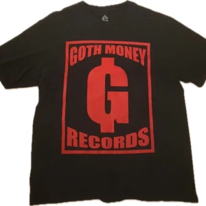  Goth Money Records Valentine’s Day 2024 - Har använt typ 3-4ggr max. Over sized, inga sprickor på print. Bilden är ganska dålig, orkar inte ta en bild på baksidan men de står ’True Goth Love’ typ