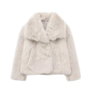 Vit pälsjacka - Superfin vit pälsjacka som är perfekt för att hålla sig varm och stilren under kyliga dagar. Den har en fluffig och mjuk känsla med en klassisk krage. Passar perfekt till både vardag och fest. Ett måste i garderoben för vintern! ❄️