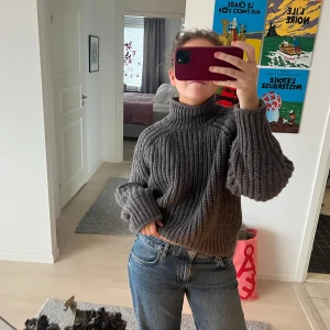 Grå stickad polotröja - Mysig och varm grå stickad polotröja perfekt för kyliga dagar. Den har en hög krage och långa ärmar, vilket gör den idealisk för både höst och vinter. Perfekt att matcha med jeans för en casual look. Superskön!🎀