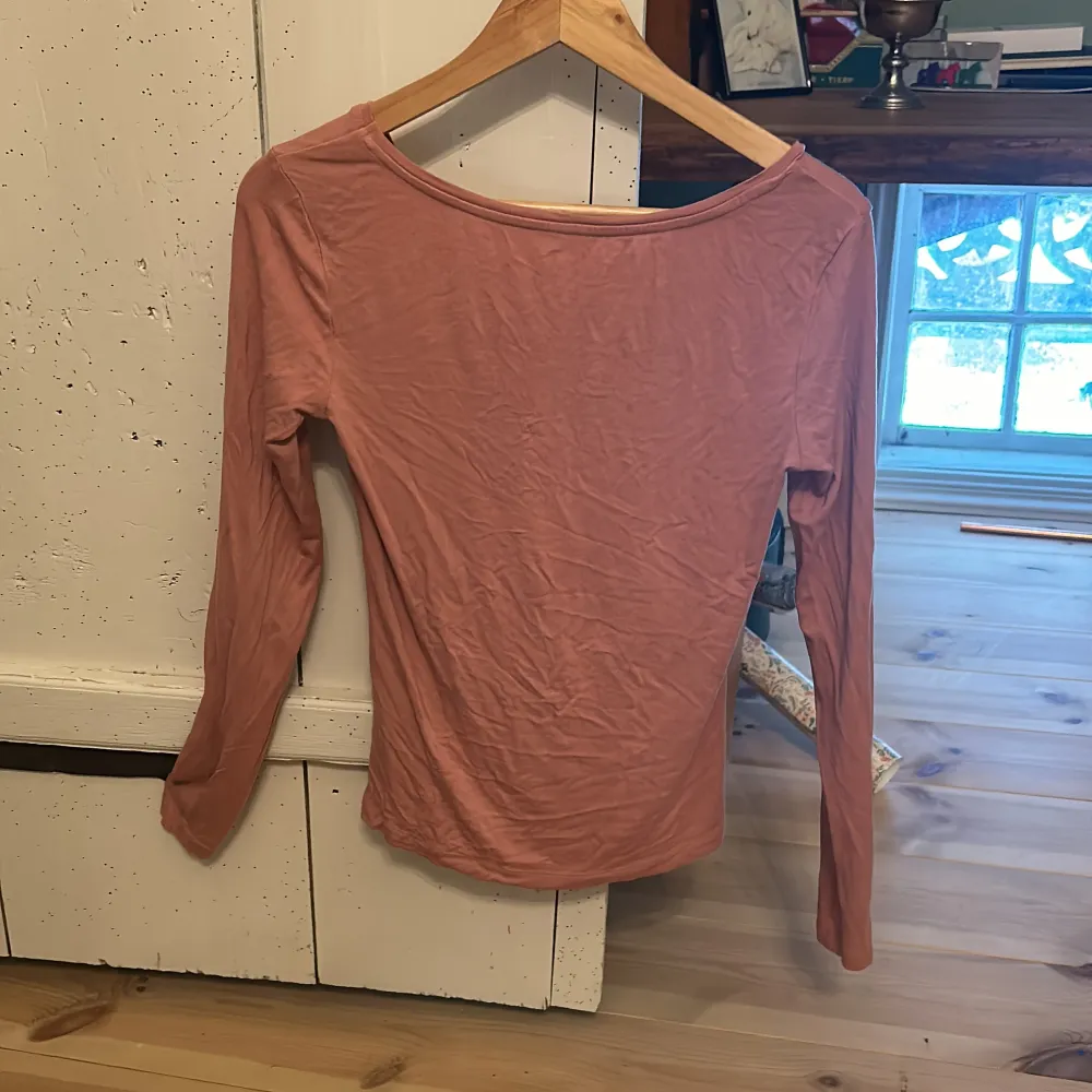 Säljer en snygg rostfärgad långärmad topp från 157 i storlek S. Den är gjord av mjuk viskos med lite elastan för extra stretch. Perfekt för både vardag och fest! 🧡. Tröjor & Koftor.