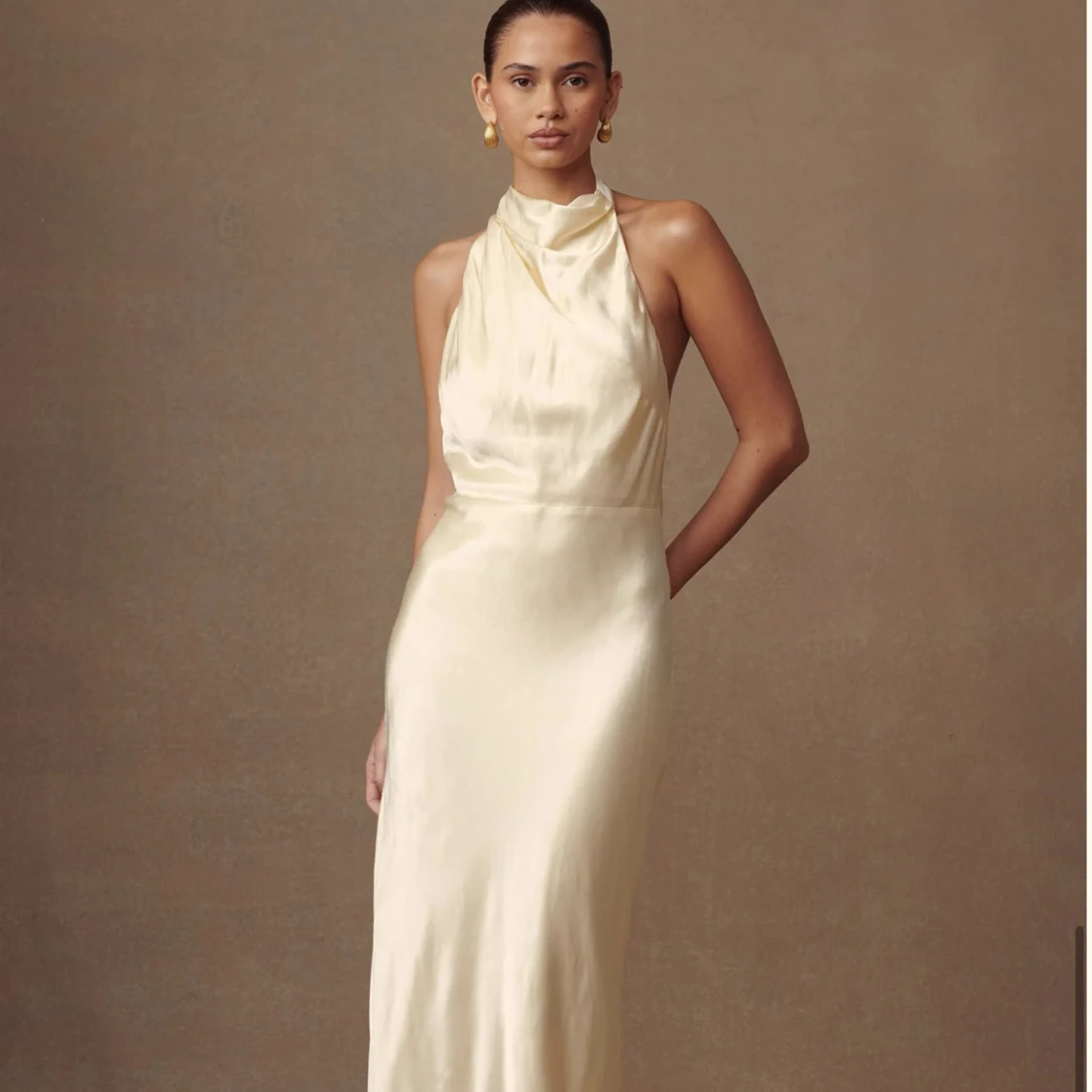 Champagnefärgad sidenklänning