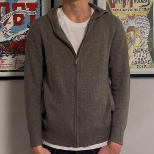 Säljer denna gråa Zip-Hoodie i 100% Cashmere! Hoodien är väldigt clean och är i väldigt bra skick, som ny! Size S, passar S/M. Modellen på bilden är cirka 182cm lång. Skriv vid funderingar!