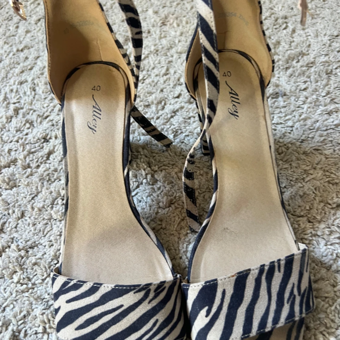 Zebramönstrade klackskor från Allay