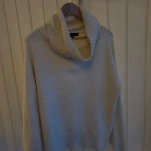 Beige stickad tröja från Vero Moda - Super fin turtle Beck från vero Moda!💕💕