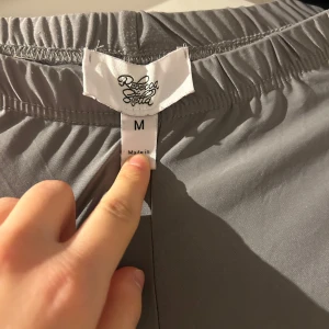 Grå byxor från Rebecca Stella - Säljer ett par snygga grå byxor från Rebecca Stella i storlek M. De har en loose och bekväm passform med hög midja. Perfekta för både vardag och fest! 🩶