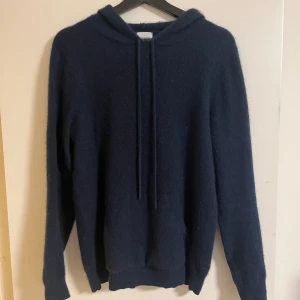 John Henric kashmir hoodie  - Säljer en supermjuk och lyxig mörkblå hoodie i kashmir från John Henric. Hoodien är i fint skick. Strl M. Nypris 2499:-