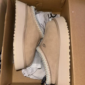 Ugg tazz  - Säljer Ugg tazz i färgen sand som är nästan slutsålda överallt. Säljer för att jag beställde fel storlek. Inte rörda ur boxen så alldeles nya. Storlek 38! ❤️ Perfekta i vinter