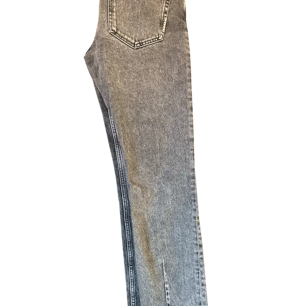 Säljer ett par snygga grå jeans från Neuw i modellen Ray Straight. De har en klassisk rak passform och är perfekta för alla tillfällen. Nypris 1 400 kr men säljer nu jeansen som är i bra skick och har en stilren design med en mörkgrå tvätt för 900 kr.. Jeans & Byxor.