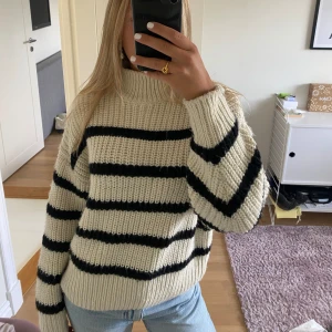 Stickad tröja - Mysig tröja från hm i storlek s, perfekt nu till hösten💗
