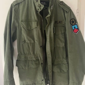 Replay fieldjacket  - Riktigt fet replay jacka som är i nyskick! Inga defekter och är använd fåtal gånger