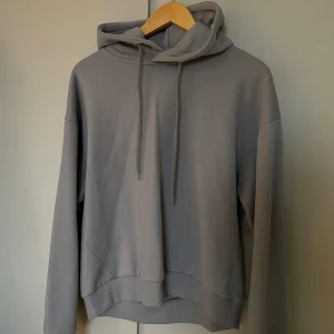 Hoodie  - Fin och skön hoodie, nästan helt oanvänd 