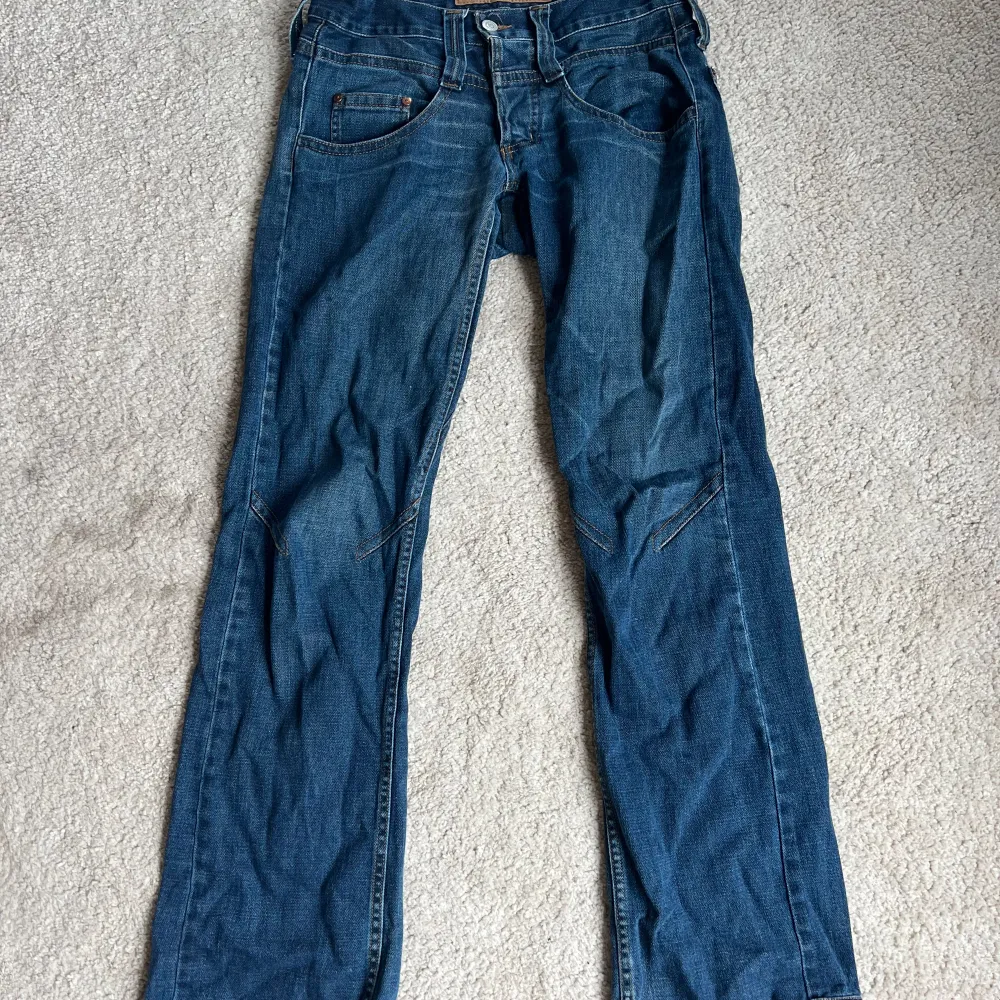 Mina favoritjeans!  Midja: 37cm  Innerbenslängd: 82cm  Jag är 174cm. Jeans & Byxor.