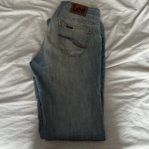 Jeans - Säljer dessa jeans i en fin blå färg med dina fickor. De är insydda i midjan som man ser på tredje bilden och de är även sönder vid hälarna❤️ Innerbenslängd 78cm Midjemått rakt över 48cm