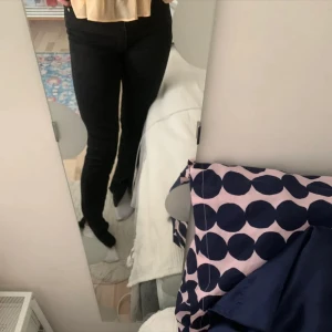 Bootcut/flare jeans - På jättebra kondition flared/bootcut jeans💕 Storkel 38 men passar också 36/34. High-/midwaist