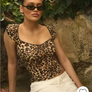 Skitsnygg leopard topp - Skitsnygg topp i nyskick från nelly i xs som passar både till vardags och till fest!