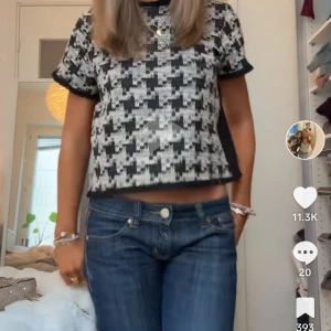 SÖKER MANGO TOPP  - söker denna slutsålda topp ofrån mango! den heter mango black & white tweed dog blouse 