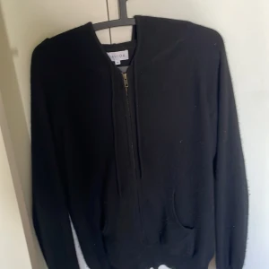 Davida cashmere tröja  - Säljer denna sjukt snygga Kashmir zip up. Köptes här på plick för 900kr men jag har själv aldrig använt den och den är i väldigt bra skick, inga defekter. Storlek M men sitter som S. Skriv för fler frågor eller bilder!😁