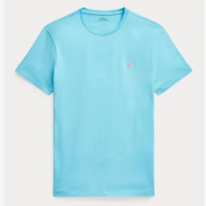 Ralph Lauren 🩵 - Såå snygg Ralph Lauren t-shirt i mjukt material, ljusblå färg & knappt använd! Storlek S men passar även M. Nypris ungefär 500-600 kr. 