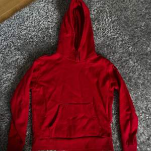 Säljer min röda Esprit hoodie i storlek xs. Den är använd fåtal gånger och säljs för 120kr. 