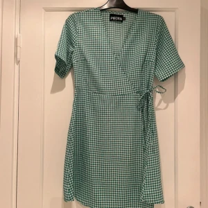 Rutig klänning  - Jätte fin grön rutig klänning ifrån pieces😍😍använd ett fåtal gånger!!  Storlek: M