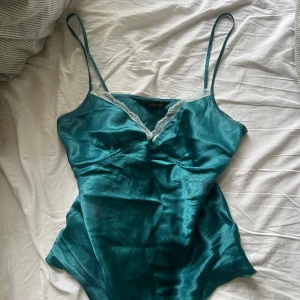 Blå siden topp - Jätte fint blå sidentopp med spetsdetaljer. Lite skrynklig men går att stryka. Bra skick💕