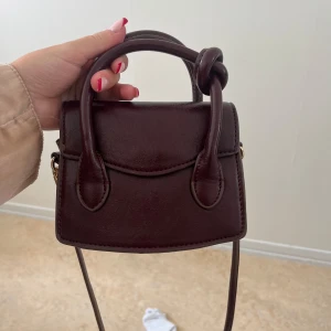 Vinröd handväska  - Super snygg vinröd handväska som inte längre används. Super cool och Finn inte längre att köpa i butik. Den har inga defekter eller liknande 😇
