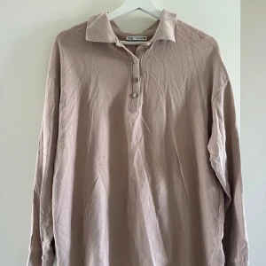 Zara tröja, Strl M - Jättefin tröja med knappar framtill. Mycket bra skick. Frakt tillkommer 