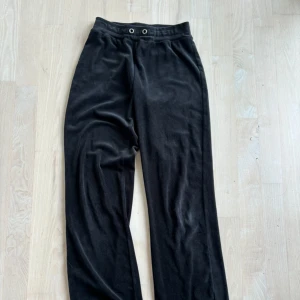 svarta sammet mjukisbyxor  - mjukisbyxor i storlek xs från ginatricot, väldigt sköna men tyvärr för små och korta för mej.